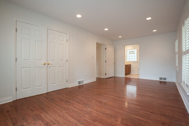 Building Photo - 218 Bramton Rd