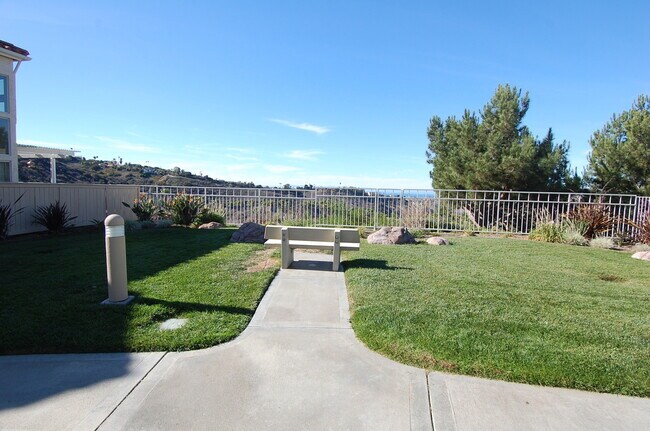 Building Photo - Light and Bright 2 bedroom 2.5 bath!!