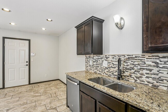 Building Photo - 318 Harvest Ln