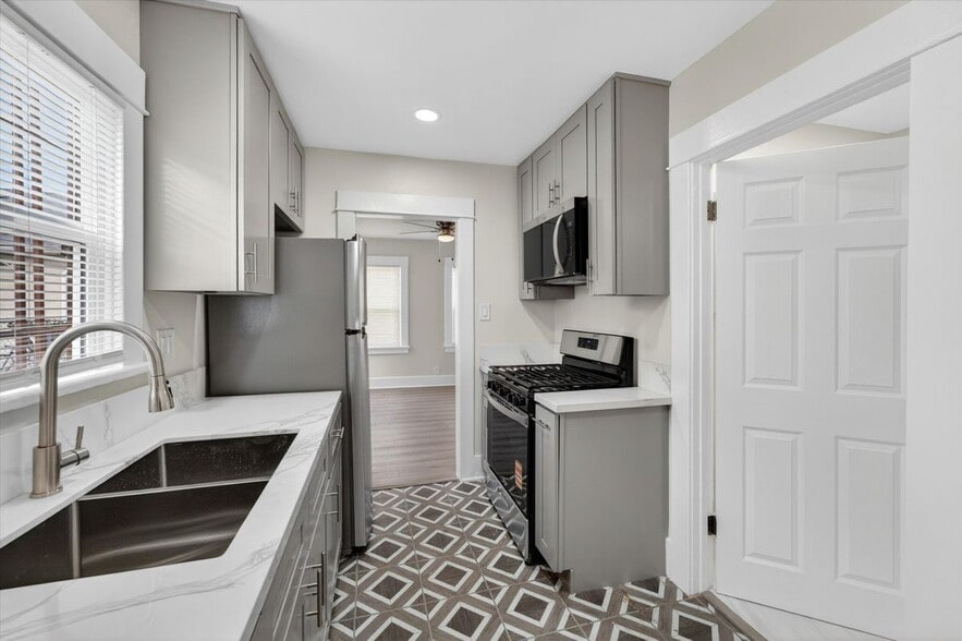 Building Photo - 5008 1/2 South Wilton Place