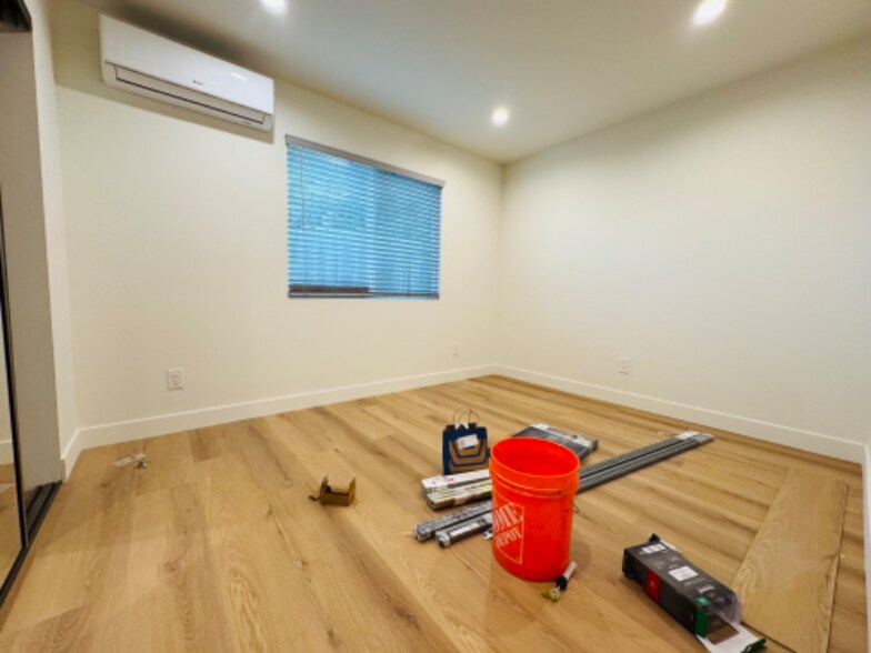 Building Photo - 5037 Kenmore Dr