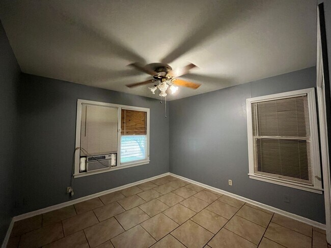 Building Photo - 2 bedroom 1 Bath Central City
