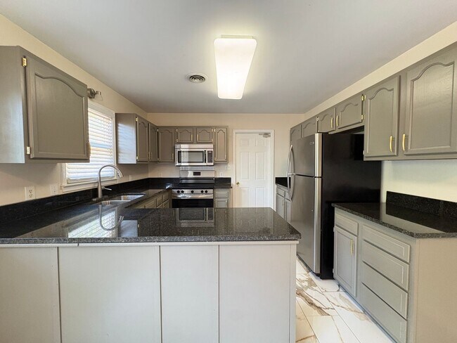 Building Photo - 3 Bedroom, 2 Bathroom House in Winston-Salem!