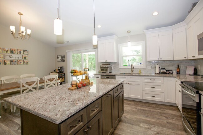 Building Photo - The perfect home! * *Coming up soon!!!!!**
