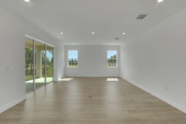 Building Photo - "Spacious 4-Bedroom Gem with 3 Full Baths in Charming Winter Garden!"