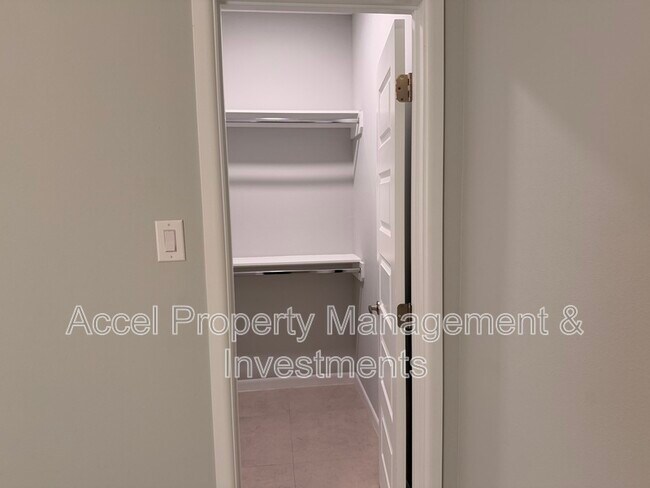 Building Photo - 816 N Abbey Ave
