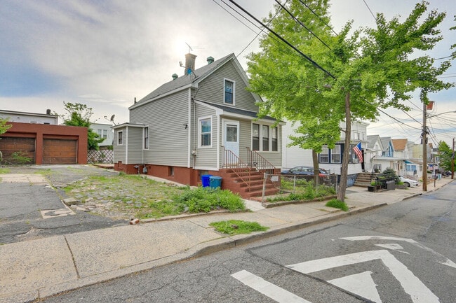 Building Photo - 301 Lembeck Ave