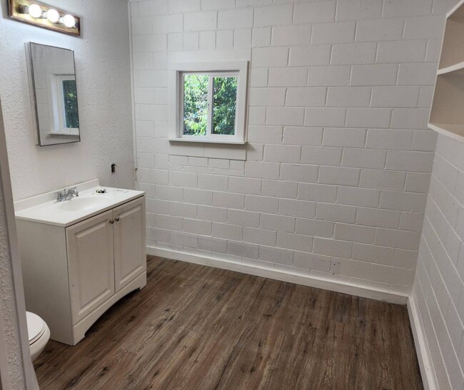 Building Photo - 7001 Rogue River Hwy