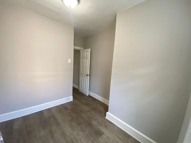 Building Photo - Renovated 3 bed townhome