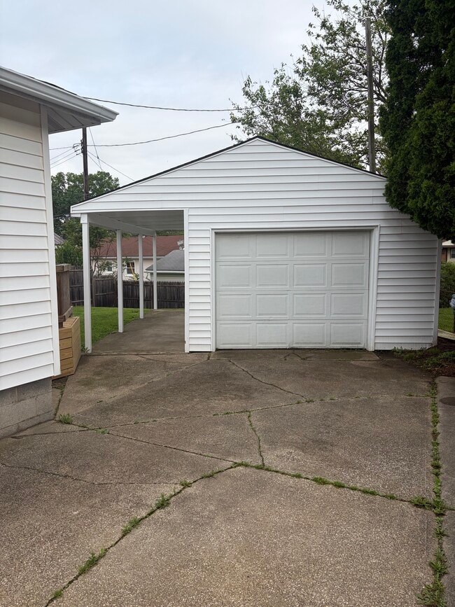 Building Photo - 467 Lynn Dr