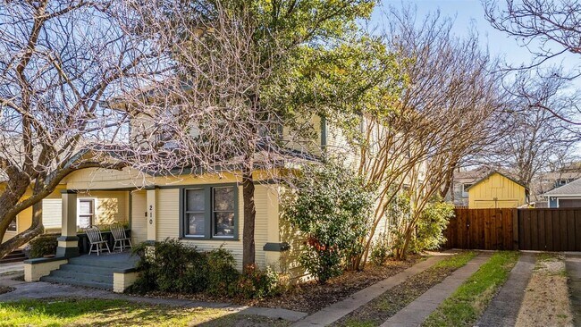 Primary Photo - 210 S Rosemont Ave