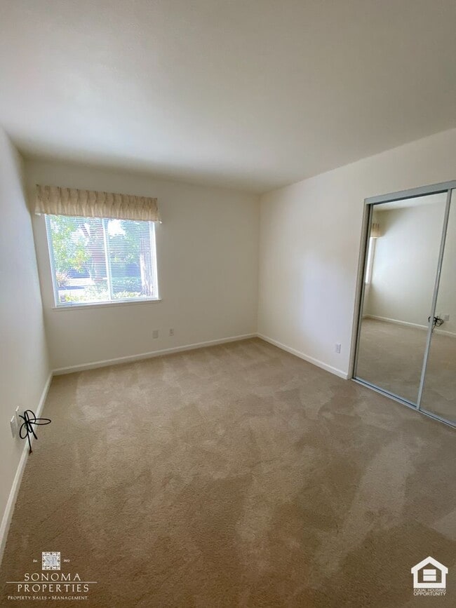 Building Photo - 4 Bedroom Eastside Gem!