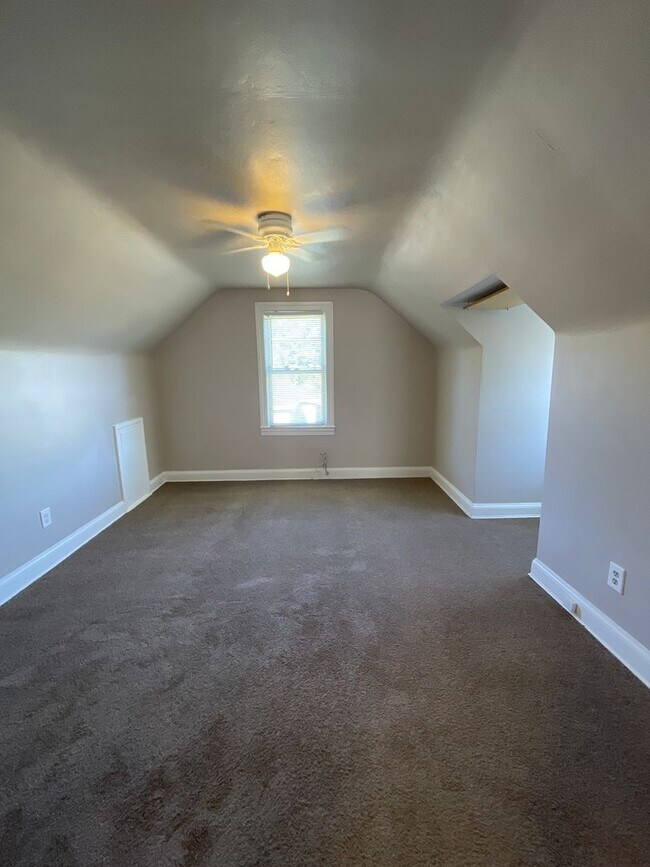 Building Photo - Cape Cod House