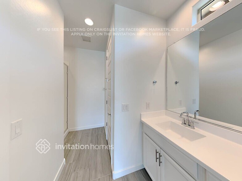 Building Photo - 16409 W Questa Dr