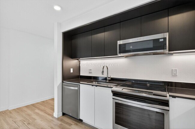 Building Photo - 5635 NE Glisan St