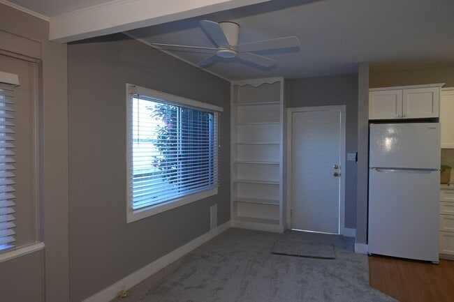 Building Photo - Very Cute 1 Bd/1Ba back half of duplex.