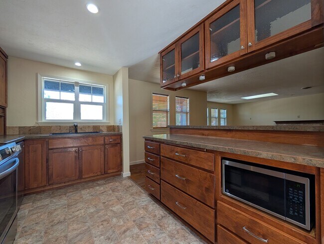Building Photo - 890 E 29th Ave