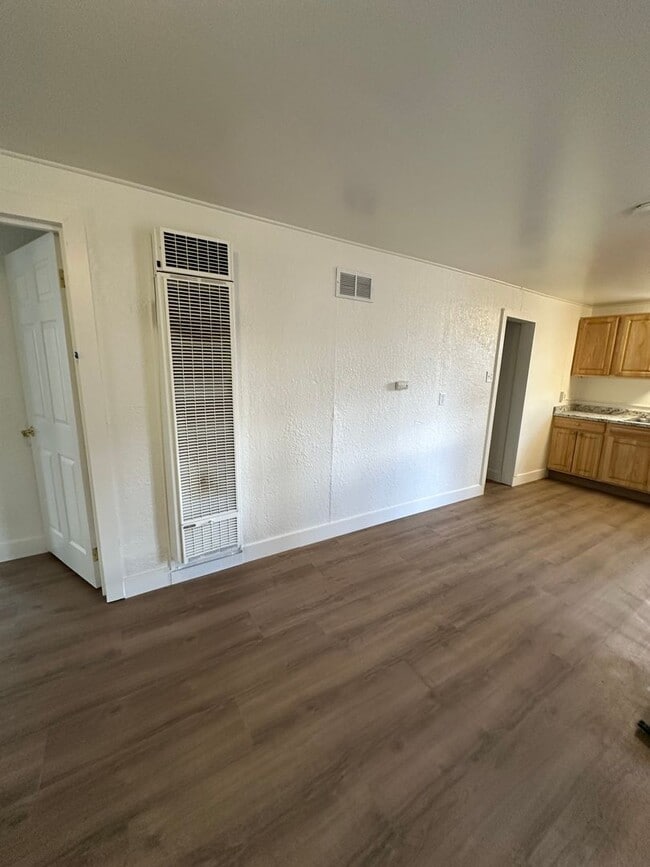 Building Photo - 520 7th Ave