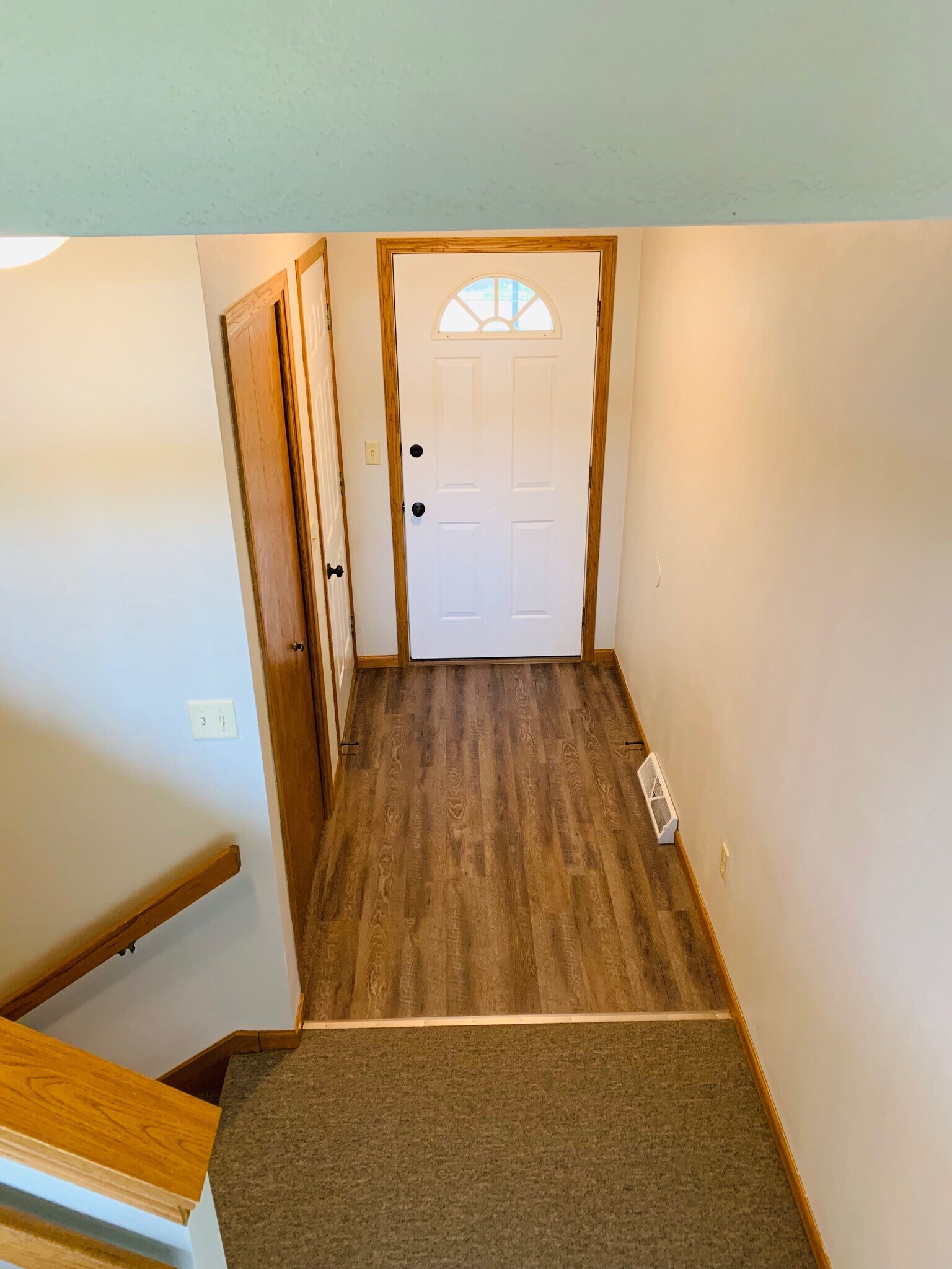 Entry - 371 Winnebago Ct