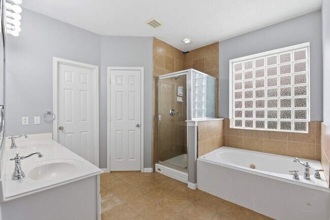 Building Photo - 13902 Oneida Ct