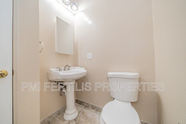 Building Photo - 17425 Cyrus Ln