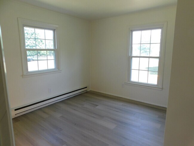 Building Photo - Price Reduced!!! $1950/Month
