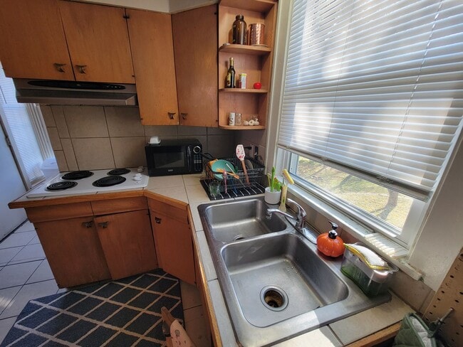 Building Photo - AVAILABLE JUNE - 6 Bed, 2 Bath Home Close to Campus!