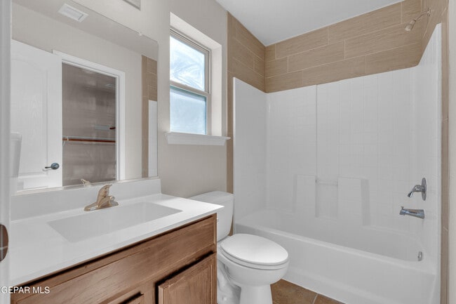 Building Photo - 803 Luisa St