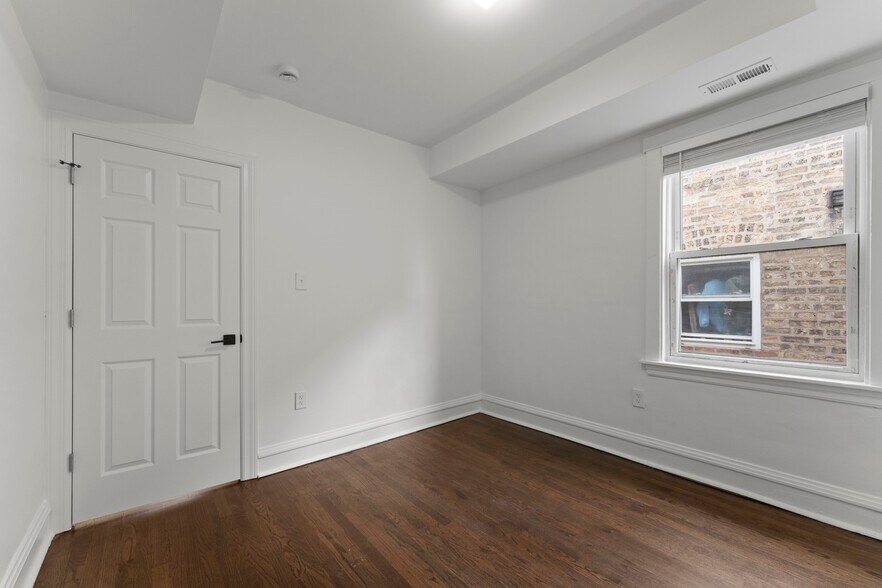 Building Photo - 5304 W Cornelia Ave