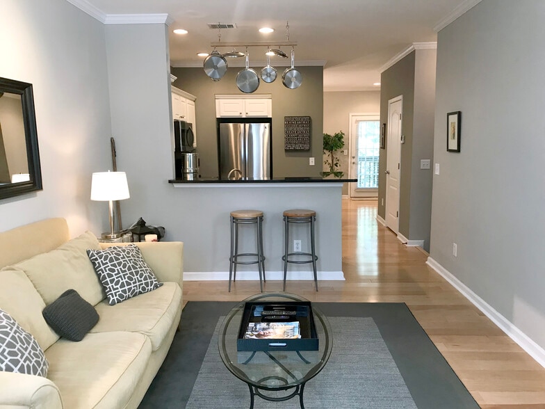 Building Photo - 1151 Village Ct SE