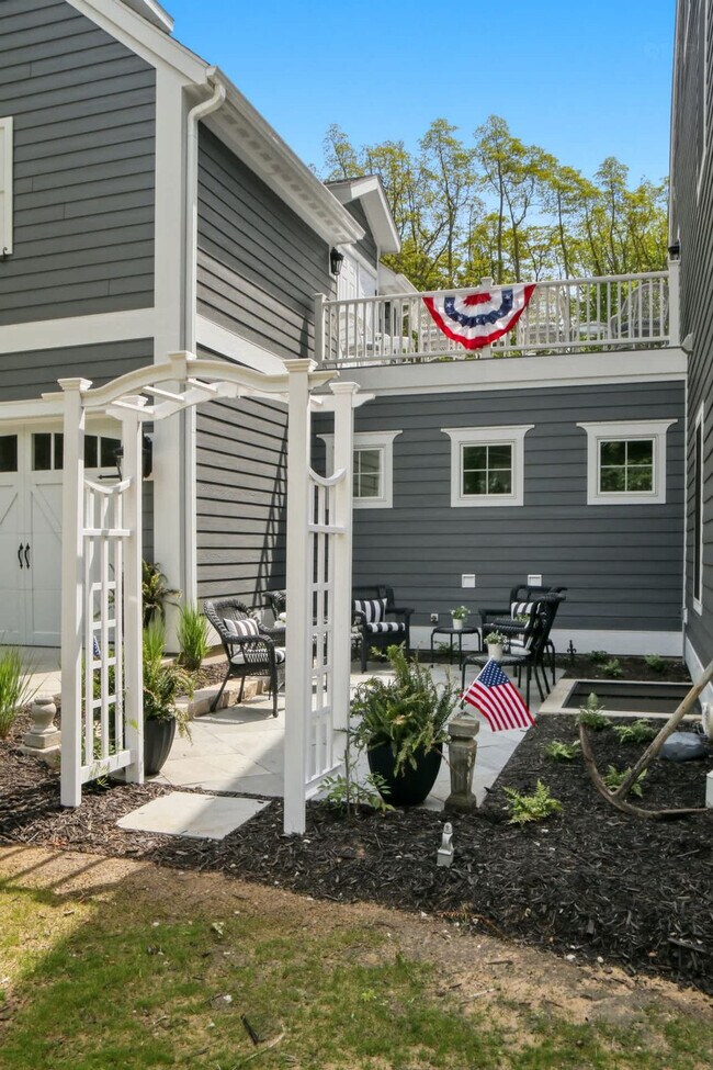 Building Photo - 2171 Lakeshore Dr