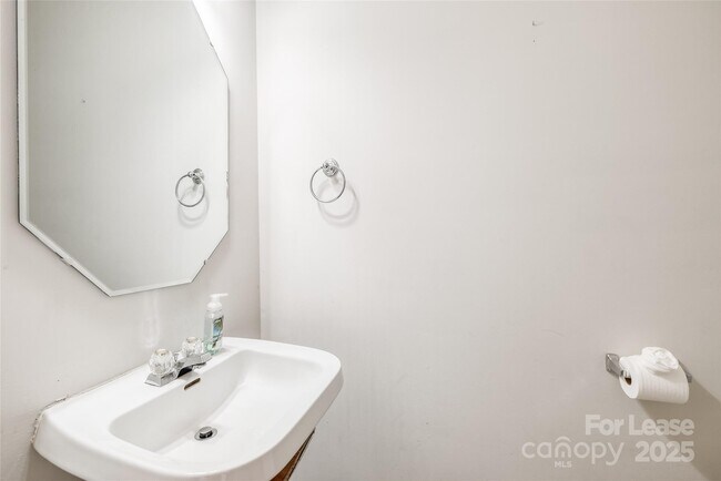 Building Photo - 16017 Woodcote Dr