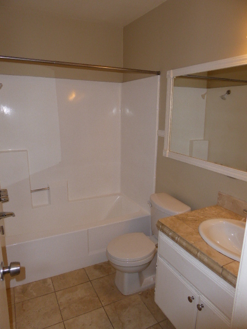 Building Photo - 1 Bedroom Condo in Canyon Country!