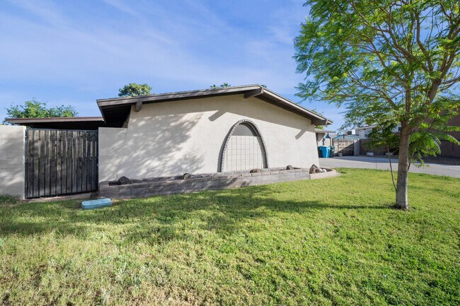 Building Photo - 4515 W Shaw Butte Dr