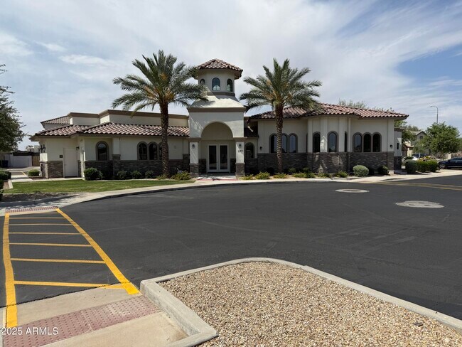 Building Photo - 1193 E Spruce Dr
