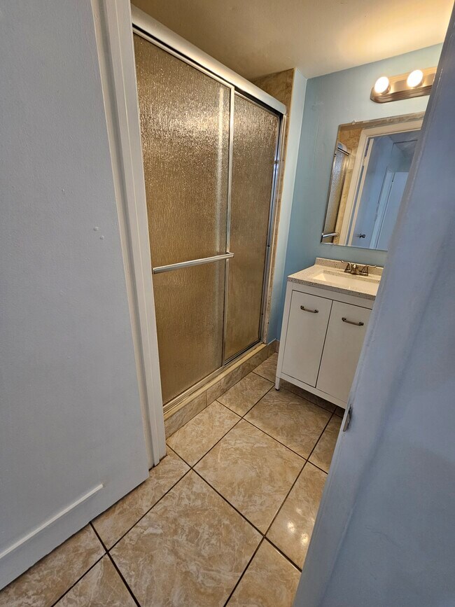 Building Photo - 20910 NE 8th Ct