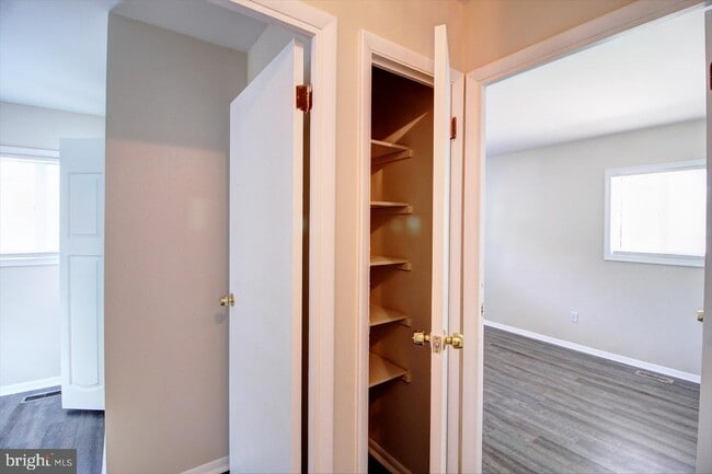 Building Photo - 285 Pinoak Dr