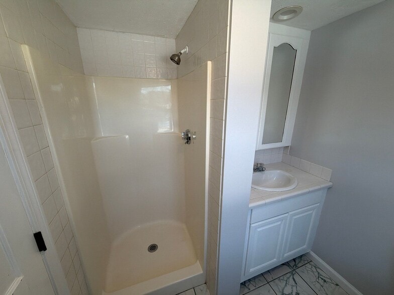 Building Photo - 610 Ives Row