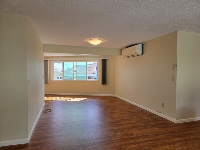 Building Photo - Large Upstairs Unit, Split AC, Renovated