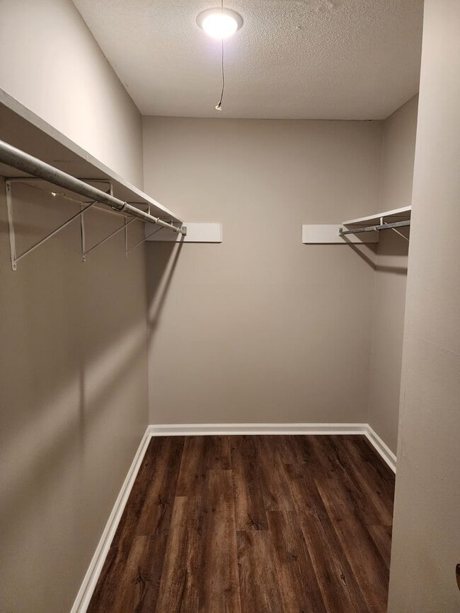 Building Photo - Spacious 2 bedroom 2 bath townhome with walk in closets, fireplace, and washer/ dryer included.