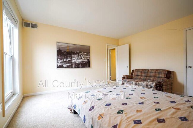 Building Photo - 11923 Parklawn Dr