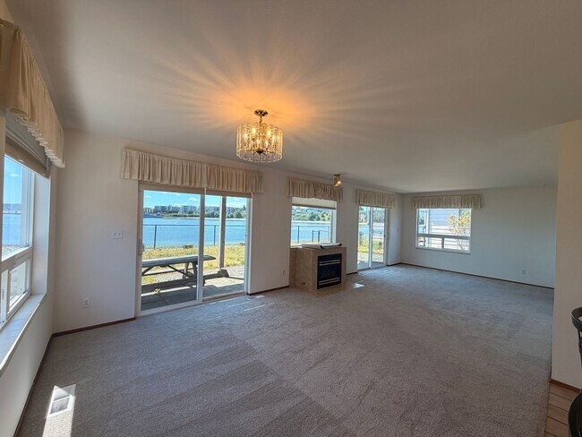 Building Photo - 307 Shore Dr