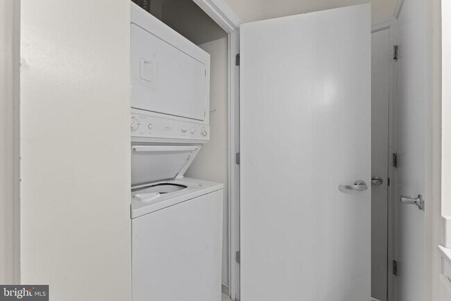 Building Photo - 355 I St SW
