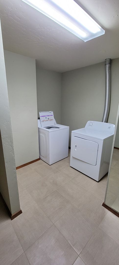 Building Photo - Beautiful and spacious 55+ unit in Bow