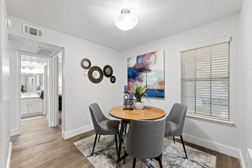 Building Photo - Aven East