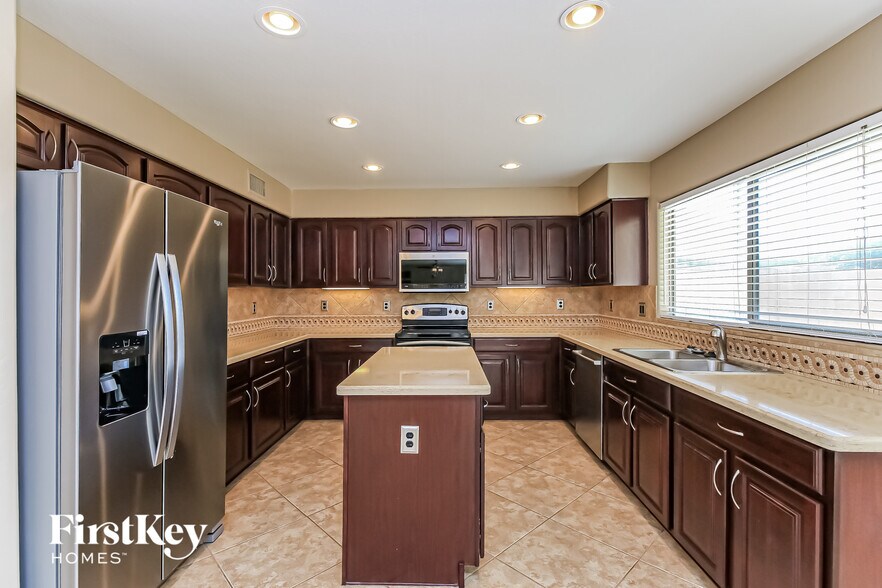 Building Photo - 2403 W Quick Draw Way