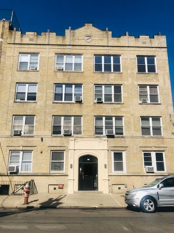 Building Photo - 135 Van Wagenen Ave