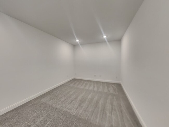 Building Photo - LIVING IN LUXURY!