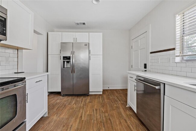 Building Photo - 2202 N Glen Ave