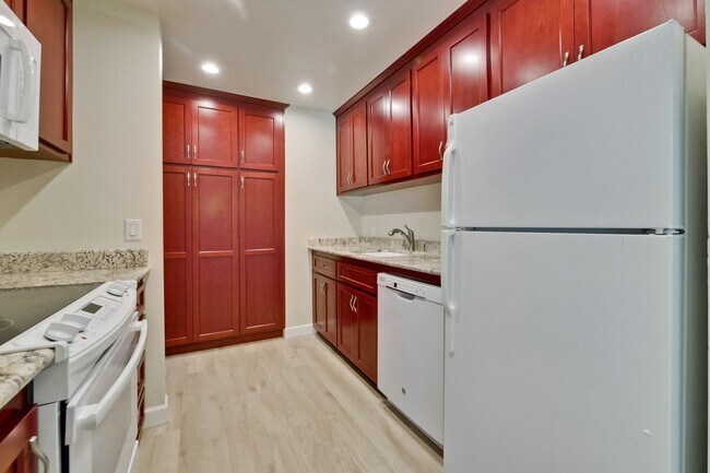 Building Photo - Beautiful 2BR 2BA downstairs condo in Moun...